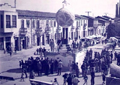 1945. La comissió fallera “plantà” el seu monument al carrer Luis Cendoya, en el moderm nucli de la població.