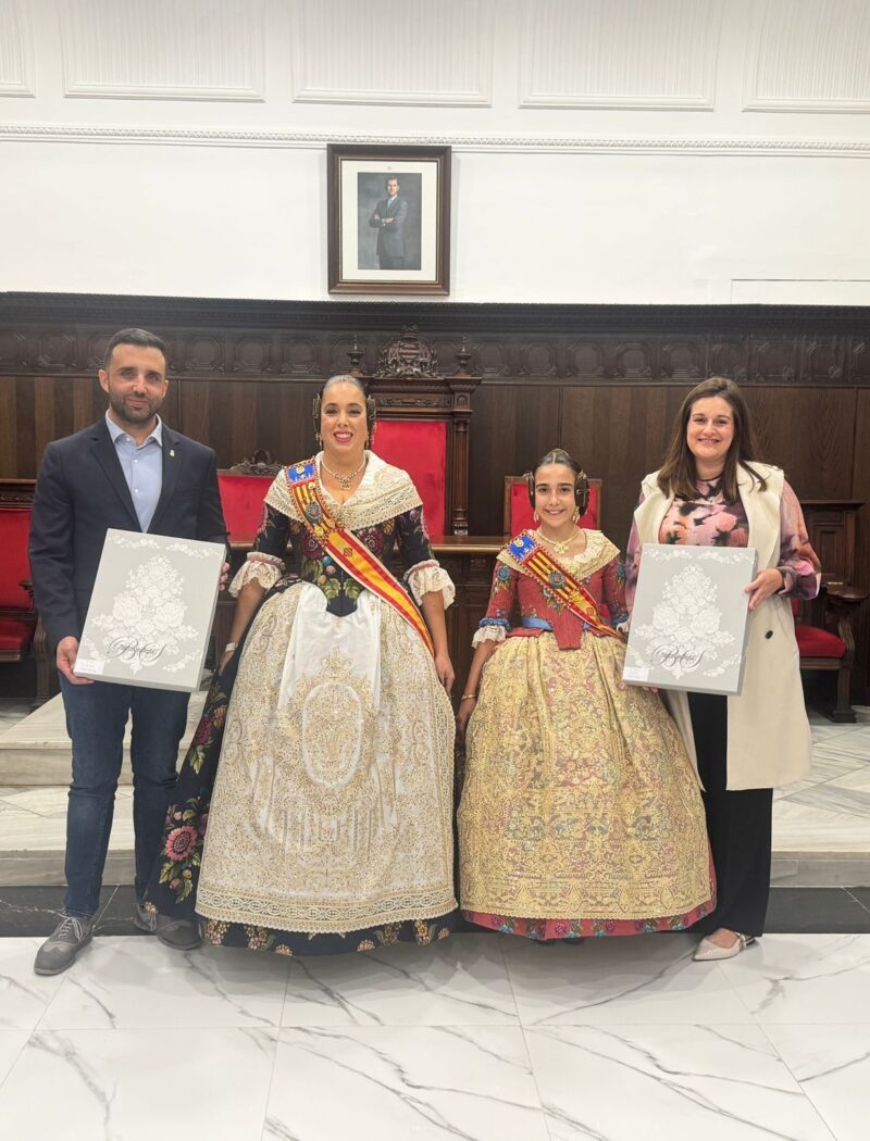 Les Falleres Majors de FJFS ja tenen els seus mantons oficials.